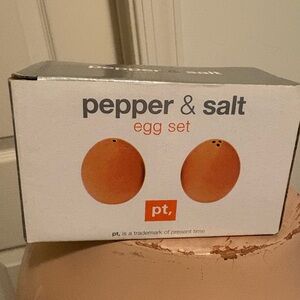 pt  Egg Shaped Pepper & Salt Set nwb